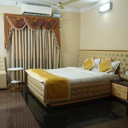 Sai Samrat Hotel Shirdi Exteriör bild